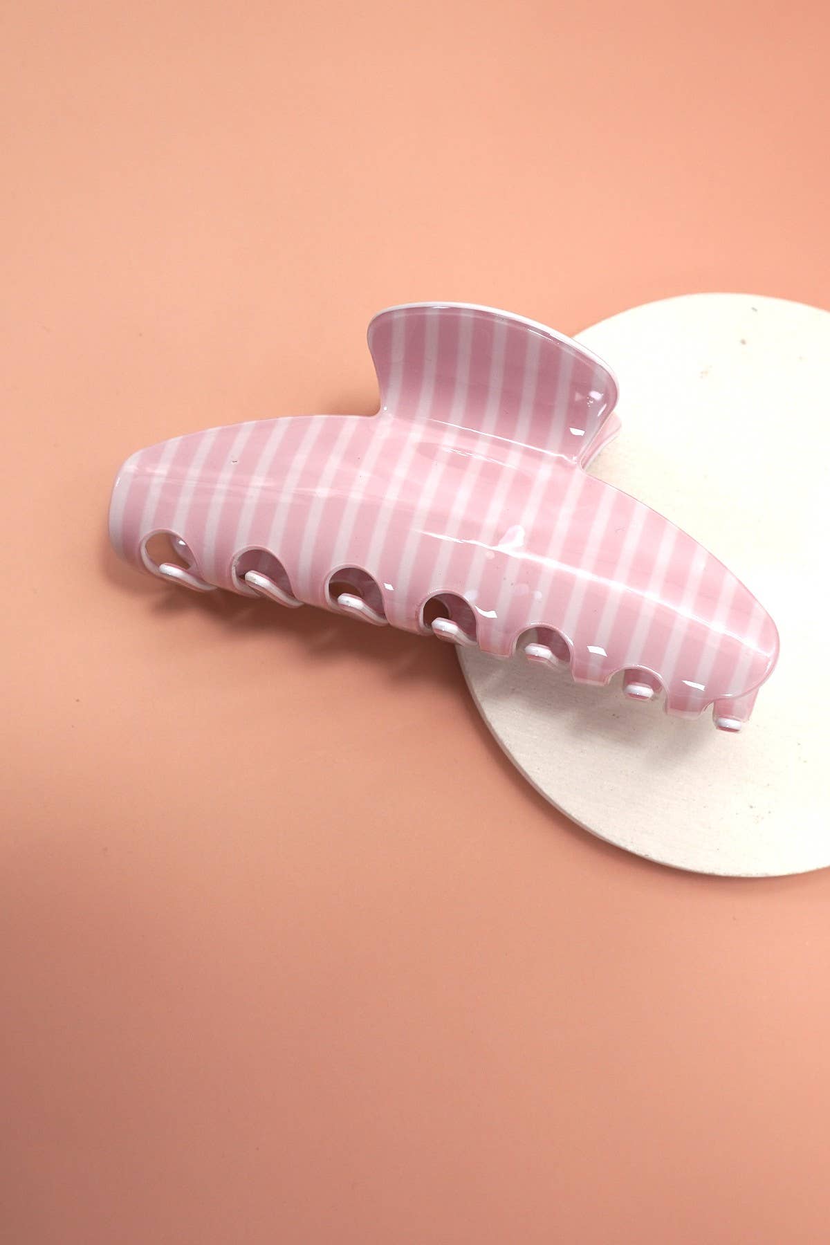 Pink gingham oval jumbo hair claw clip with ridged clasp teeth.