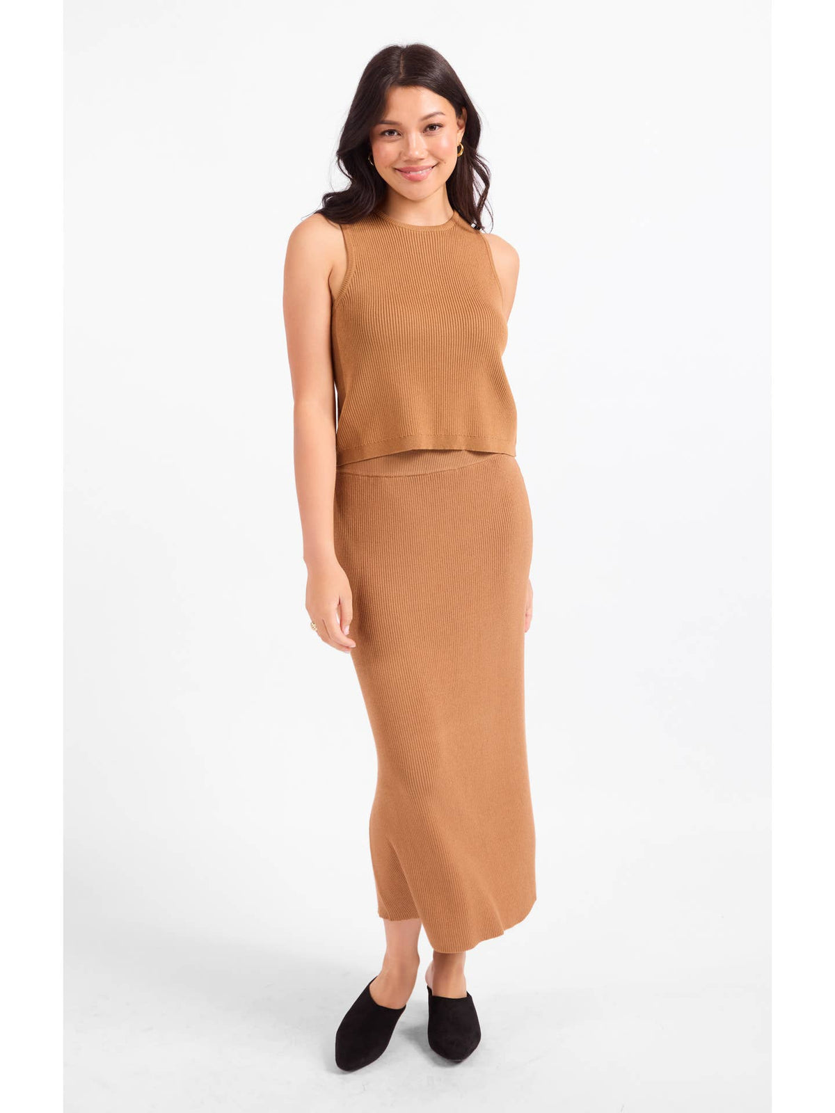 Sleeveless knit sweater, camel-brown, crew neck with ribbed texture.