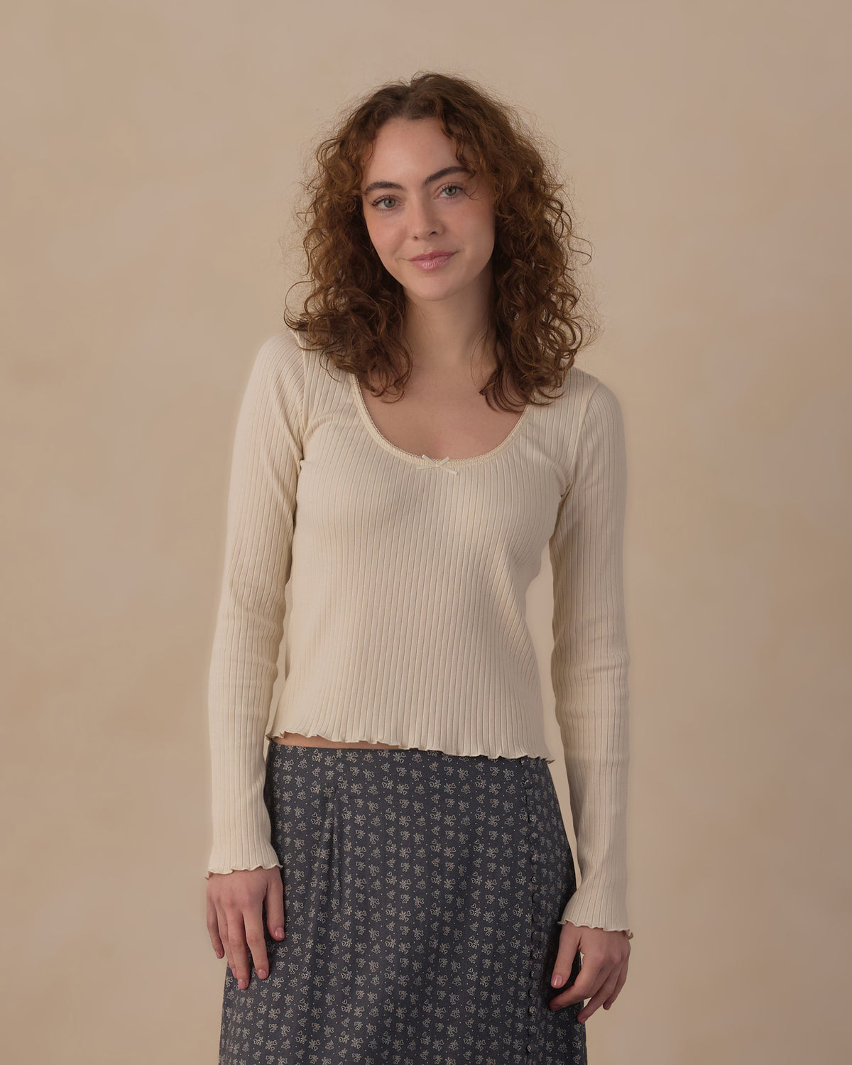 Natural ribbed long-sleeve scoop-neck top with fitted cuffs