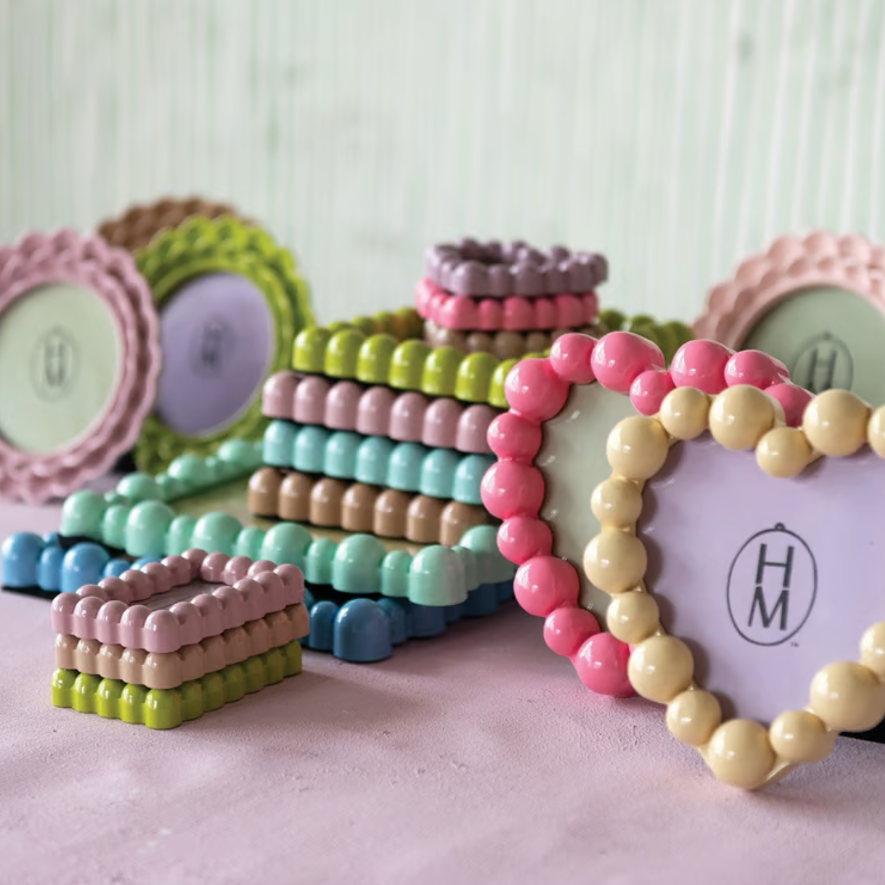 Ruffle Round Picture Frame